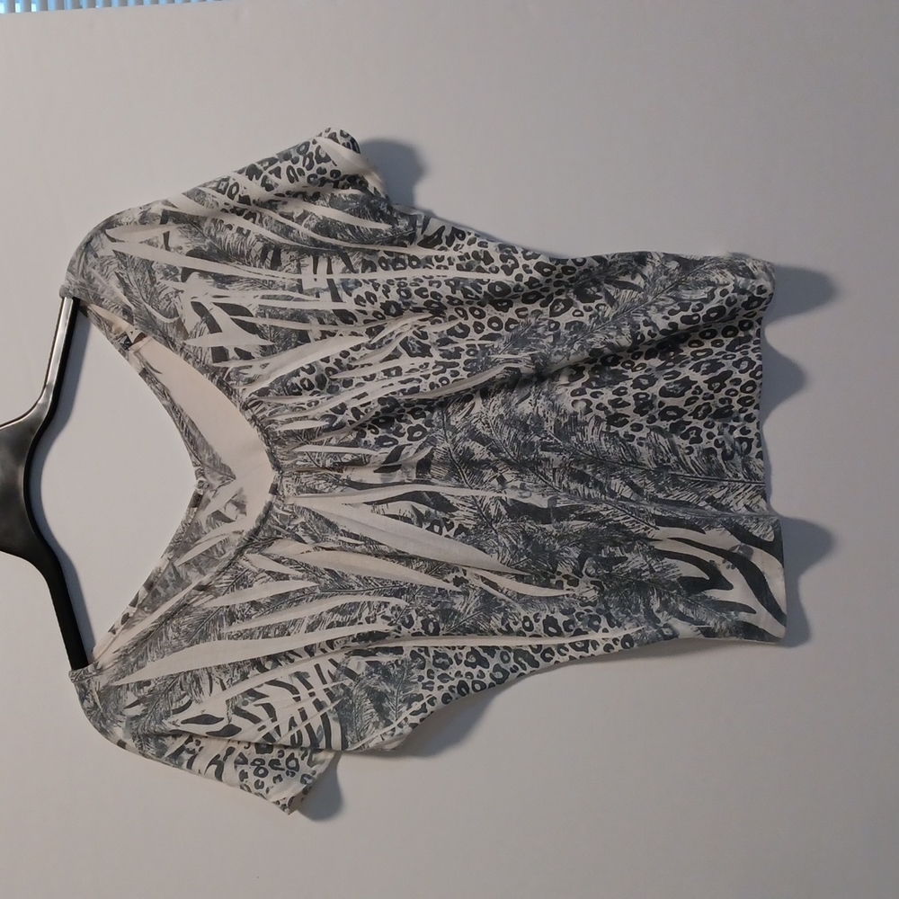 Voice short sleeve animal print with plants size medium grey and white